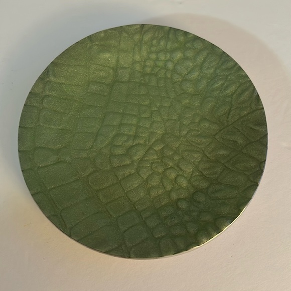 NWT MARIPOSA Croc Green Wine Plate - Picture 2 of 9